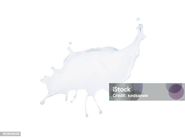 Latte Splash Isolato Su Sfondo Bianco - Fotografie stock e altre immagini di Latte - Latte, Schizzare, Spruzzo