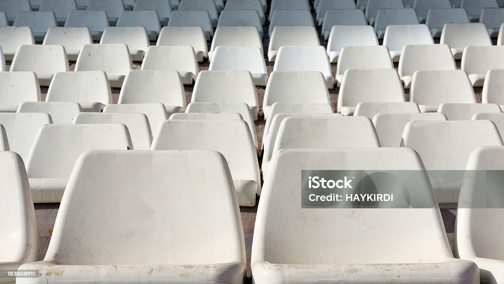 Filas de asientos al aire libre, blanco vacío - Foto de stock de Asiento libre de derechos