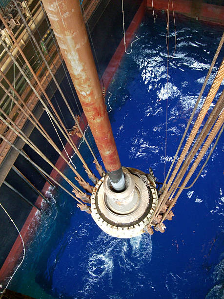 plateforme pétrolière offshore riser et glissez joint - drillship photos et images de collection