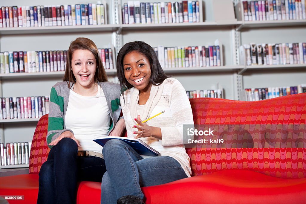 Teenager-Mädchen in der Schule-Bibliothek - Lizenzfrei 14-15 Jahre Stock-Foto