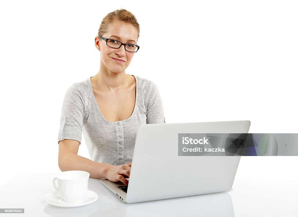 Donna con computer portatile isolato su bianco - Foto stock royalty-free di 25-29 anni