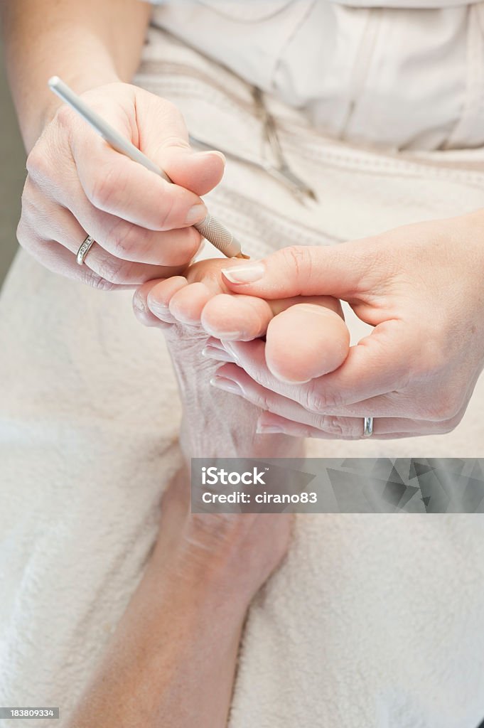 Estetista rendono Pedicure su un cliente, rimuovere Callo - Foto stock royalty-free di Accuratezza