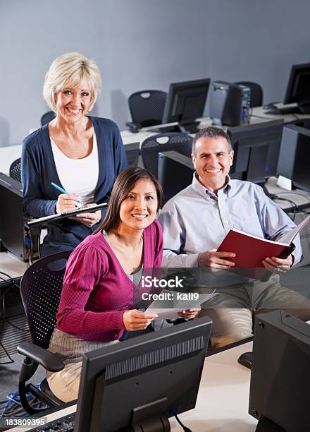 성인 컴퓨터실 3 명에 대한 스톡 사진 및 기타 이미지 - 3 명, 30-39세, 40-49세