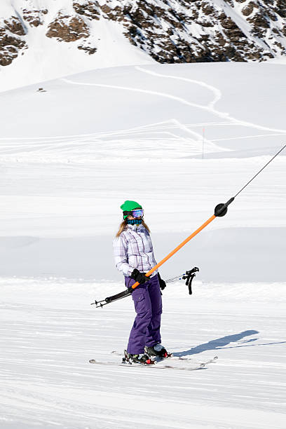 skifahrer, die von drag lift - tellerlift stock-fotos und bilder