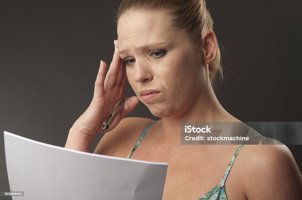 Donna stressata sulla documentazione - Foto stock royalty-free di Adulto