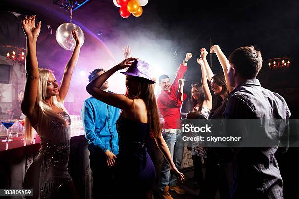 Foto de Alegre Grupo De Meninos E Meninas Aproveitando Na Discoteca e mais fotos de stock de Adulto