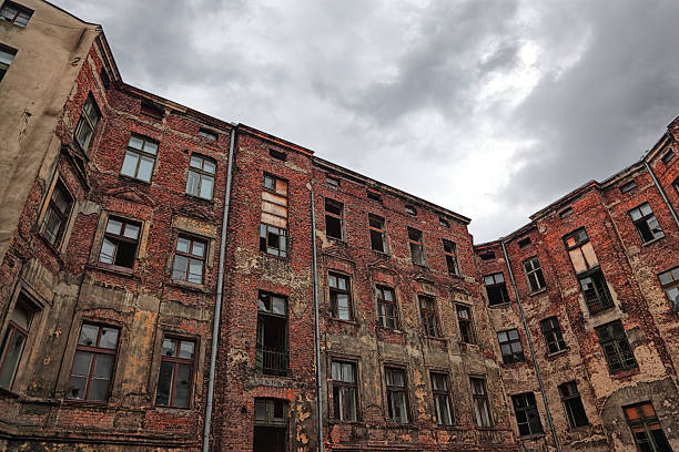 old tenement - building exterior obsolete abandoned damaged imagens e fotografias de stock