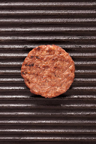 grilled burger - barbecue grill barbecue burger hamburger imagens e fotografias de stock