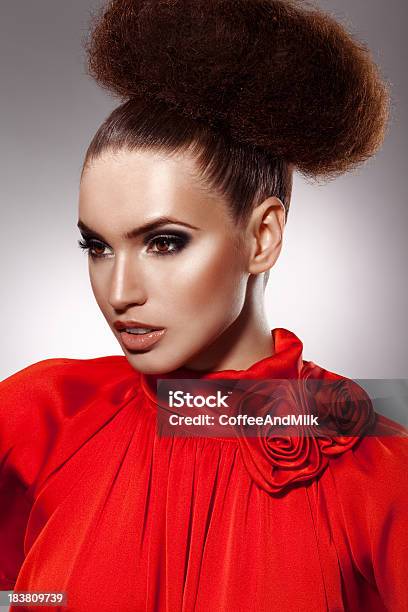 Bella Donna Con Taglio Di Capelli E Trucco - Fotografie stock e altre immagini di 20-24 anni - 20-24 anni, Adulto, Alla moda