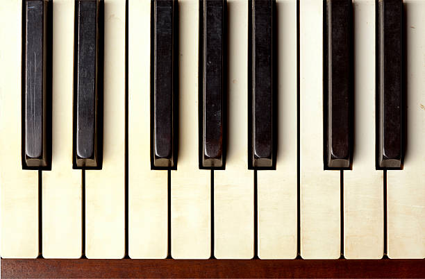 клавиши фортепиано, крупный план. - discolored стоковые фото и изображения