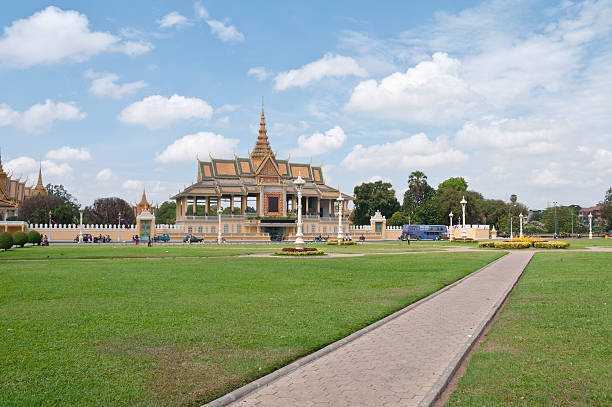 il palazzo reale e la pagoda d'argento - stupa royal stupa local landmark national landmark foto e immagini stock