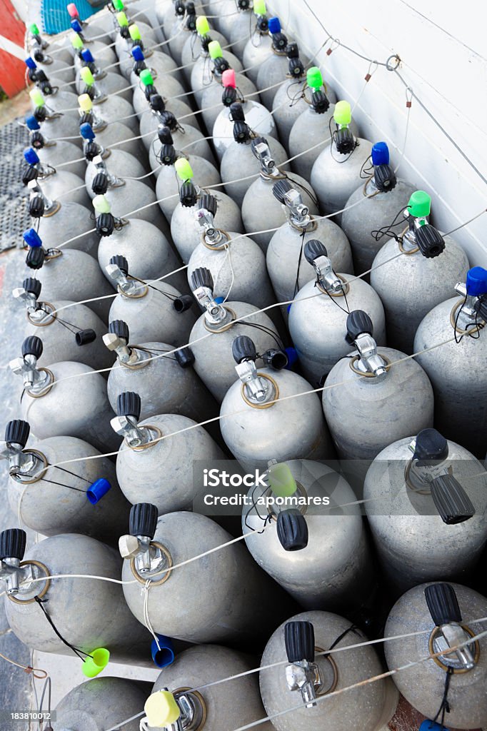 Cilinder armazenamento em uma instalação de mergulho - Foto de stock de Cilindro royalty-free