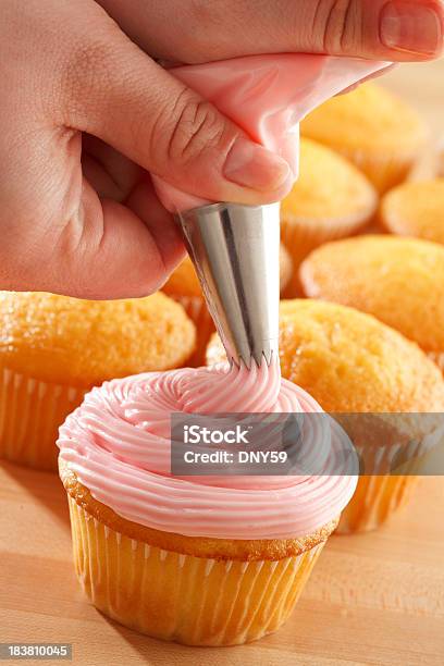 Photo libre de droit de Décoration De Cupcakes banque d'images et plus d'images libres de droit de Cupcake - Cupcake, Décorer, Préparation