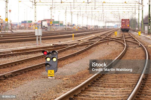 Lasciando Treno Merci - Fotografie stock e altre immagini di Attrezzatura - Attrezzatura, Attrezzatura per illuminazione, Caricare - Attività