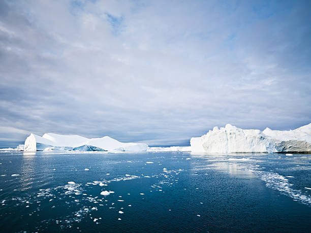 artic icebergs floes e gelo de ilulissat fiorde pólo norte vista do mar - arctic sea imagens e fotografias de stock