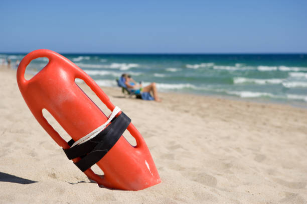 un maître-nageur sauveteur est sur la plage - rescue can photos et images de collection