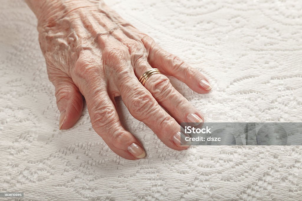 old main avec l'arthrite - Photo de Femmes libre de droits