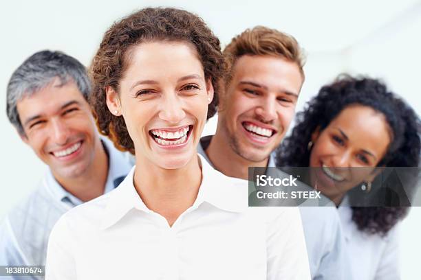 Gruppo Sorridente Di Business - Fotografie stock e altre immagini di Adulto - Adulto, Affari, Afro-americano