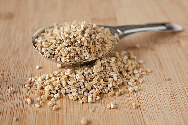 acciaio-di avena in un cucchiaio - tablespoon food bamboo raw foto e immagini stock