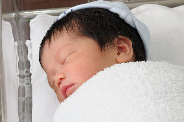 quase menino bebê recém-nascido - baby boys clothing hospital simplicity - fotografias e filmes do acervo