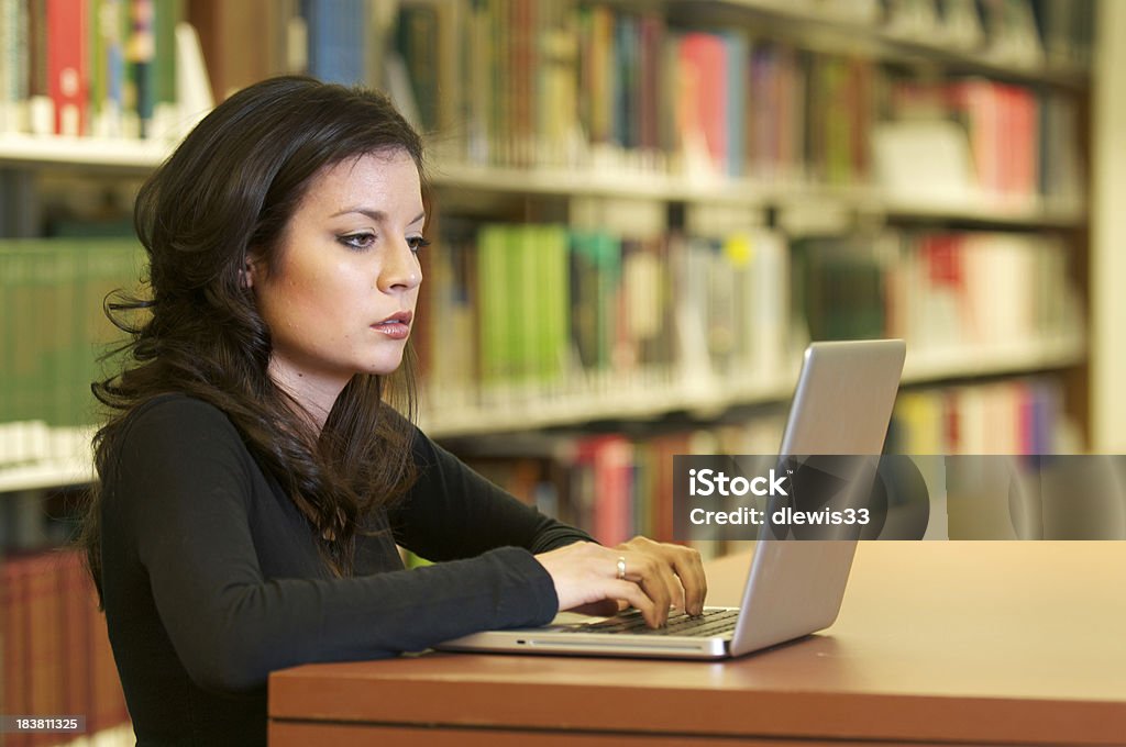 Glückliche junge Frau in der Bibliothek - Lizenzfrei 20-24 Jahre Stock-Foto
