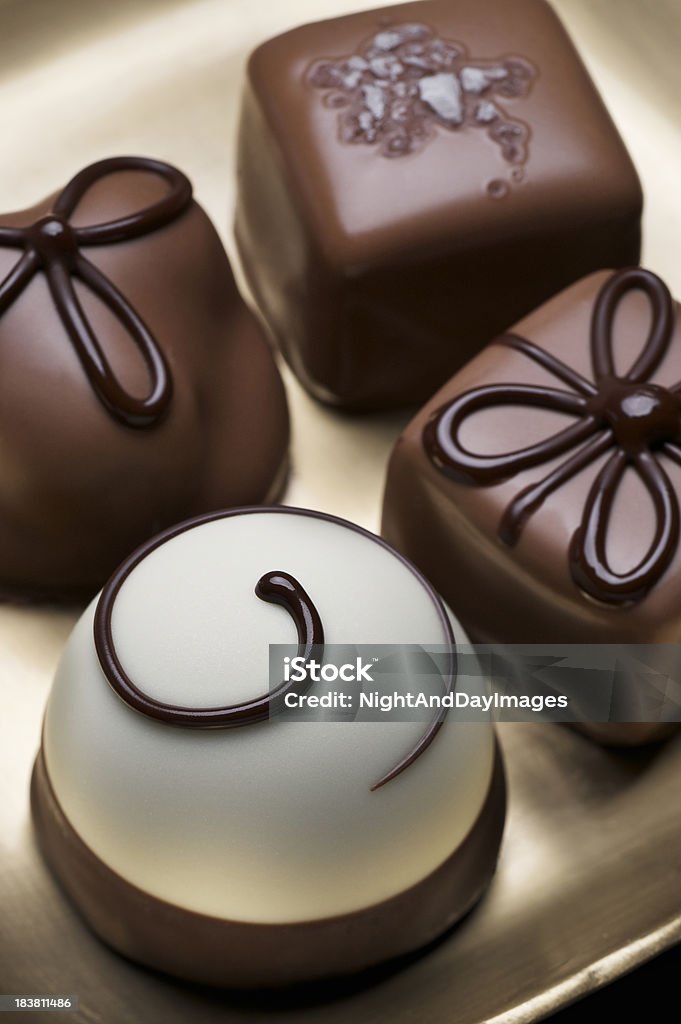 Variedade de elegantes trufas de Chocolate - Foto de stock de Chocolate Branco royalty-free