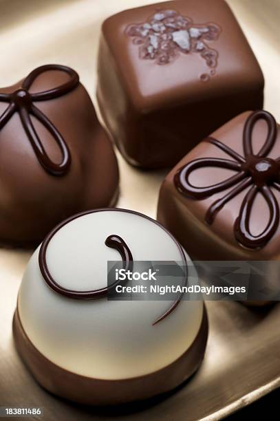 Разнообразные Изысканные Шоколадные Трюфели — стоковые фотографии и другие картинки Белый шоколад - Белый шоколад, Без людей, Белый