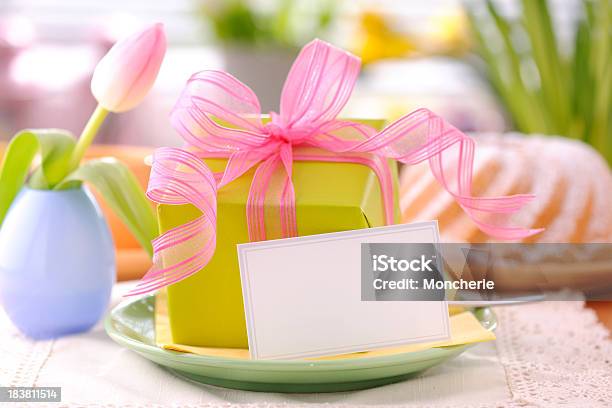 Photo libre de droit de Boîte Actuelle Avec Tulipe Et Une Carte Vide banque d'images et plus d'images libres de droit de Assiette - Assiette, Bouquet de fleurs, Bouquet formel