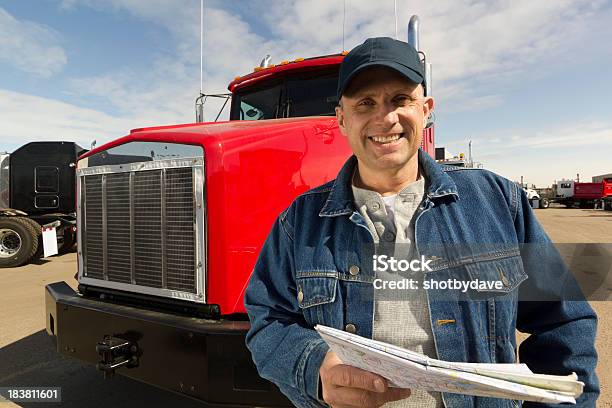 Trucker はトラックを停止 - トラック運転手のストックフォトや画像を多数ご用意 - トラック運転手, 赤, トラック