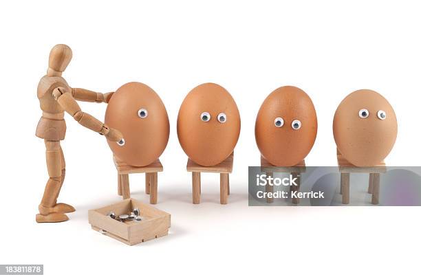 Beobachten Sie Holz Puppen Mit Nach Wunsch Zubereiteten Eiern Stockfoto und mehr Bilder von Dekoration