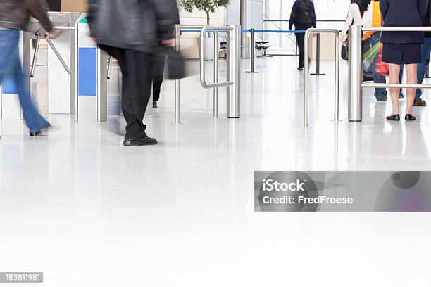 Business Uomo A Piedi - Fotografie stock e altre immagini di Adulto - Adulto, Aeroporto, Affari