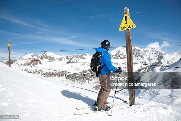 스키어 루킹 At 위험 팻말 도로 표지판에 대한 스톡 사진 및 기타 이미지 - 도로 표지판, 스키 연습장, 스키타기