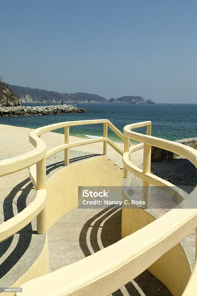 Chemin sinueux à la plage, au Mexique - Photo de Huatulco libre de droits