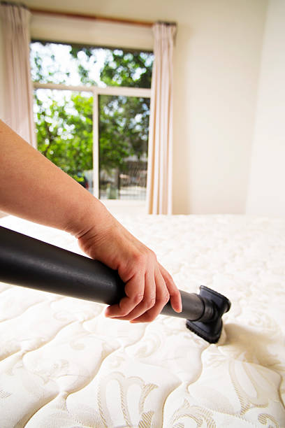 czyszczenie materaca - mattress cleaning vacuum cleaner housework zdjęcia i obrazy z banku zdjęć