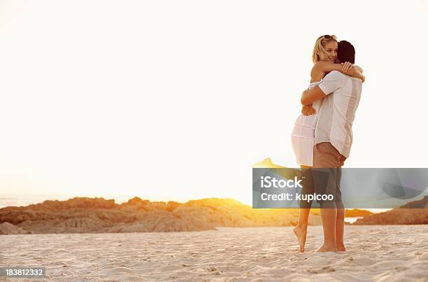 Hombre Elevación De Mujer En La Playa Foto de stock y más banco de imágenes de 20 a 29 años - 20 a 29 años, 30-39 años, Abrazar