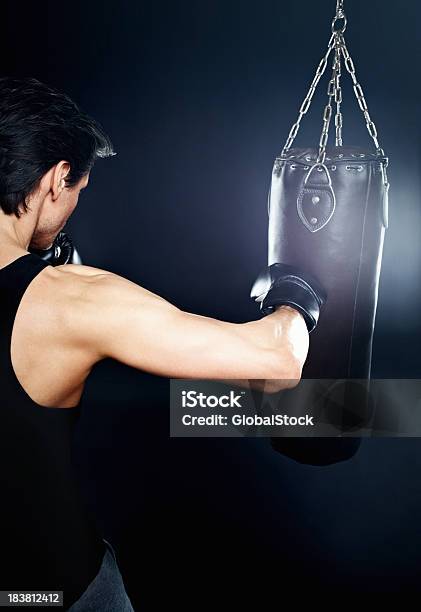 Photo libre de droit de Boxer Un Sac De Frappe banque d'images et plus d'images libres de droit de Boxe - Sport - Boxe - Sport, Entraînement sportif, Personnes masculines