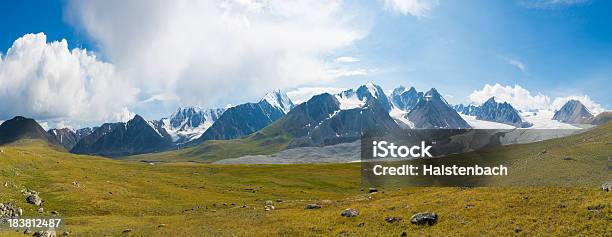 Monti Altai - Fotografie stock e altre immagini di Ambientazione esterna - Ambientazione esterna, Ambiente, Bayan-Olgiy
