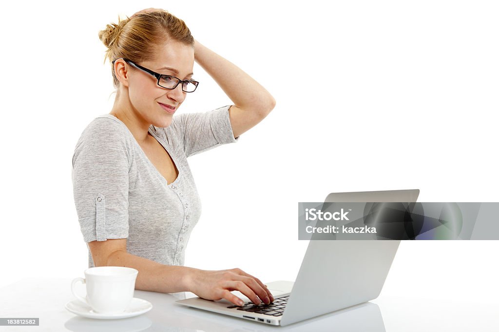 Mujer con ordenador portátil Aislado en blanco - Foto de stock de 25-29 años libre de derechos