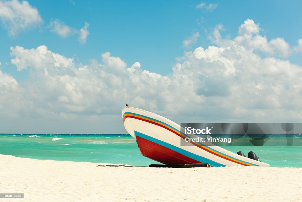 Strand mit Fischerboot am Karibischen Meer, Playa Del Carmen - Lizenzfrei Strand Stock-Foto