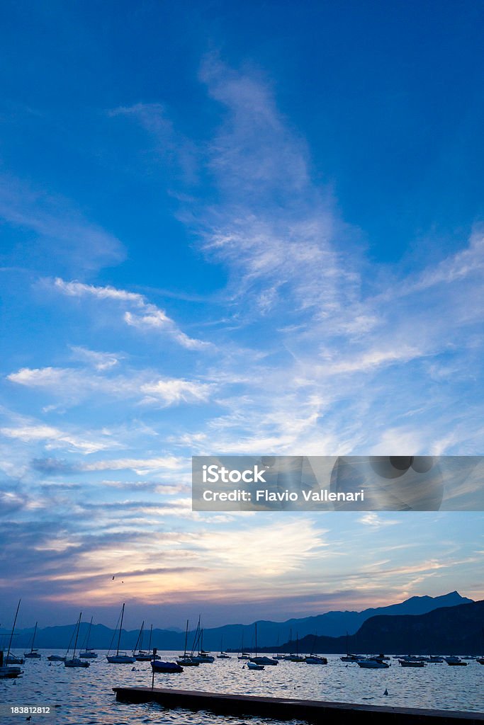 Pôr do sol sobre o Lago de Garda, Itália - Foto de stock de Atracado royalty-free