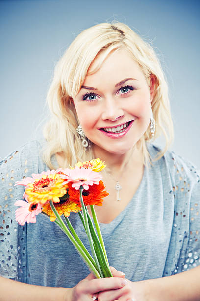 frau mit gerbera - single flower flash stock-fotos und bilder