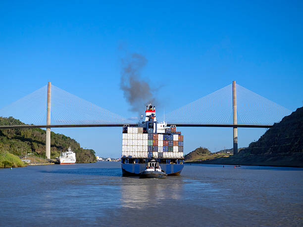 컨테이너선 구름다리 파나마운하 - panama canal panama container ship industrial ship 뉴스 사진 이미지