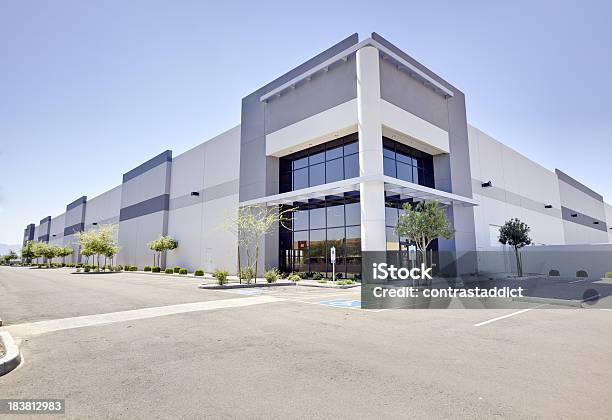 Bürogebäude Stockfoto und mehr Bilder von Industriegebäude - Industriegebäude, Außenaufnahme von Gebäuden, Im Freien