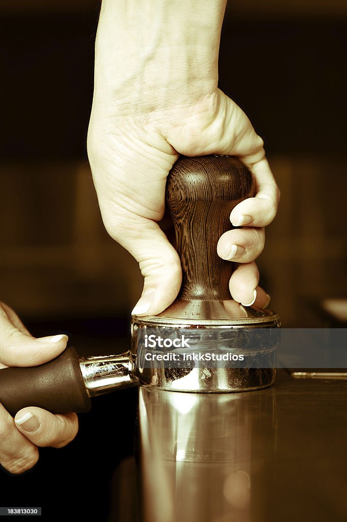 Tamping café para disfrutar de un capuchino - Foto de stock de Bebida caliente libre de derechos
