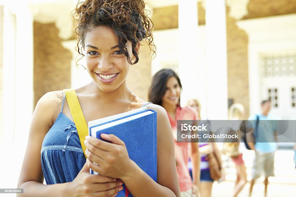 Nastoletnie dziewczyny z plecaka i książek na kampusie - Zbiór zdjęć royalty-free (20-29 lat)