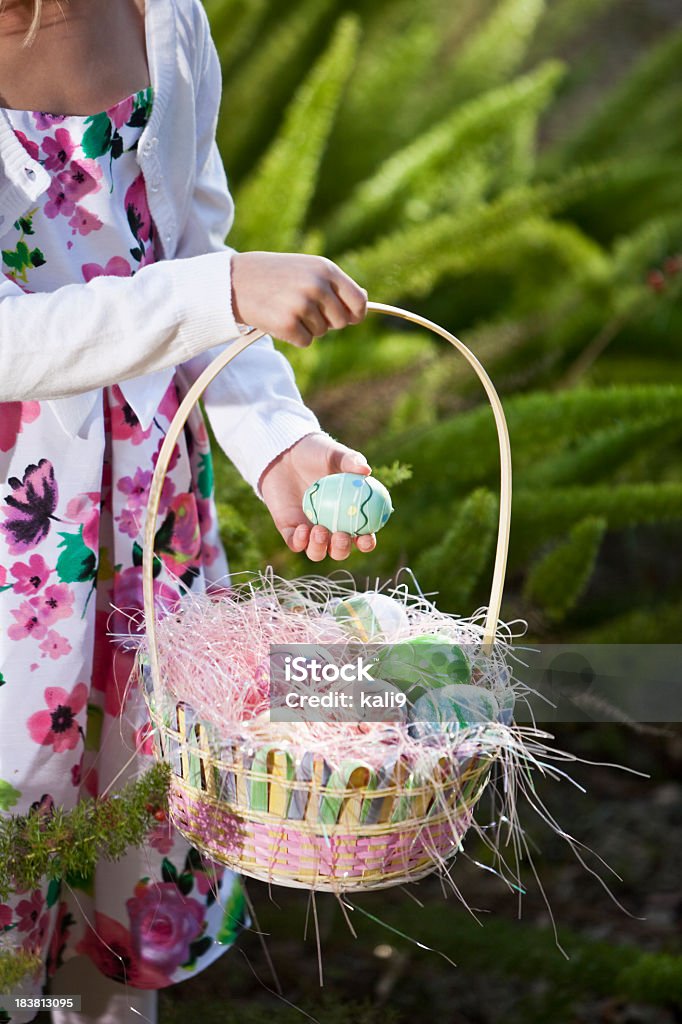 Vista ritagliata di bambina con Cestino di Pasqua - Foto stock royalty-free di 6-7 anni