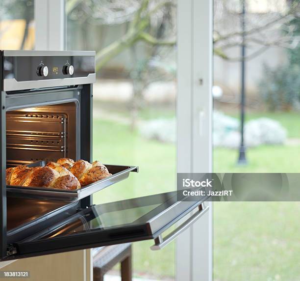 Forno Assado No Forno De Pão - Fotografias de stock e mais imagens de Aberto - Aberto, Assadeira - Bandeja, Cozinhar