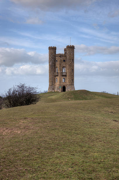 istock Broadway Tower famous Cotswold landmark 183813145