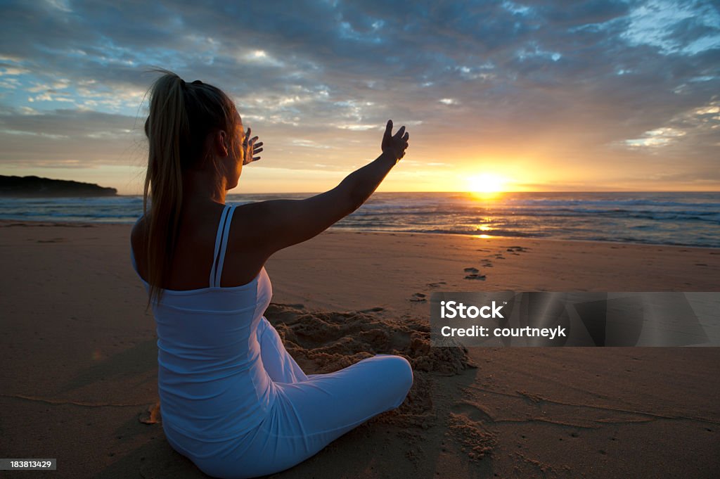 Mujer saludando el amanecer - Foto de stock de Abrazar libre de derechos