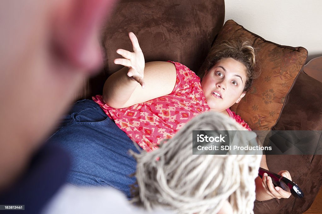 Femme détente sur canapé Gestering à longue mari avec Mop - Photo de Déception libre de droits